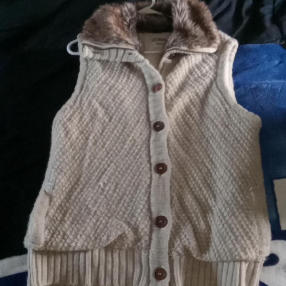 Sleeveless button up and zip sweater. Fur collar size 1x.